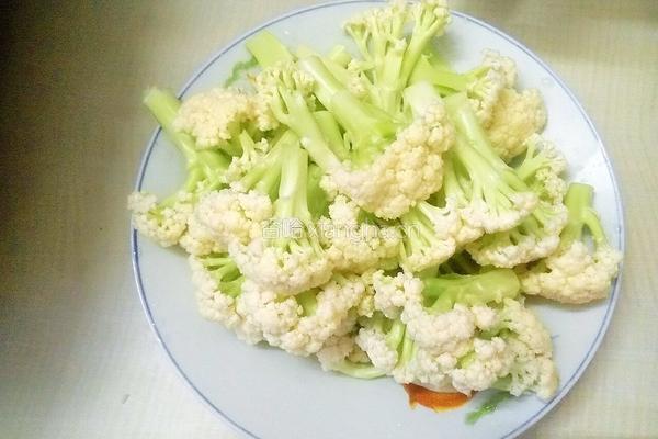 菜花炒肉片的做法图解1