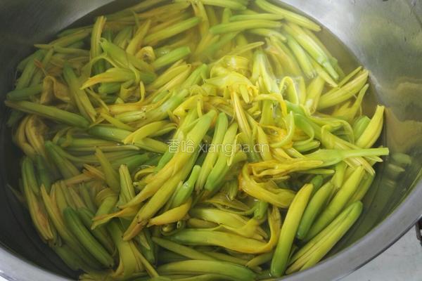 凉拌鲜黄花菜的做法图解2