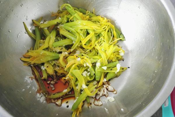凉拌鲜黄花菜的做法图解4