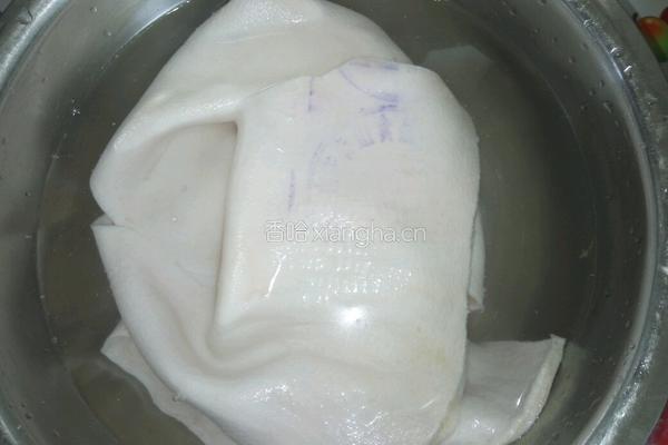 水晶肉皮冻的做法图解1