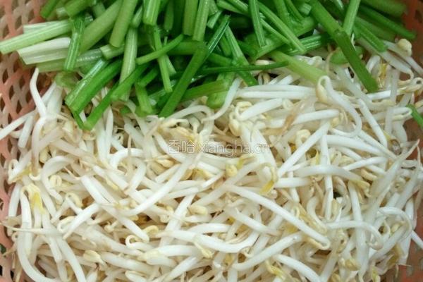 豆芽芹菜炒肉丝的做法图解2