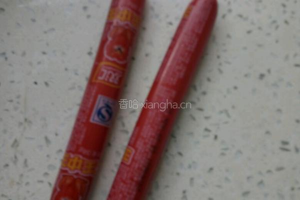 微波烤香肠的做法图解1
