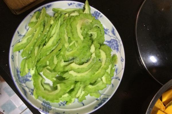 凉拌苦瓜的做法图解2