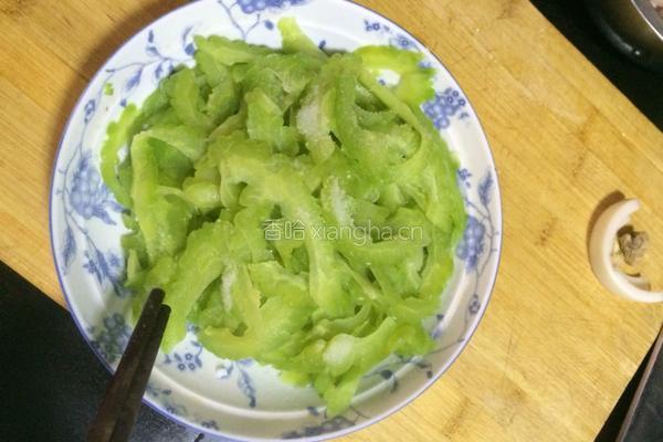 凉拌苦瓜的做法图解4