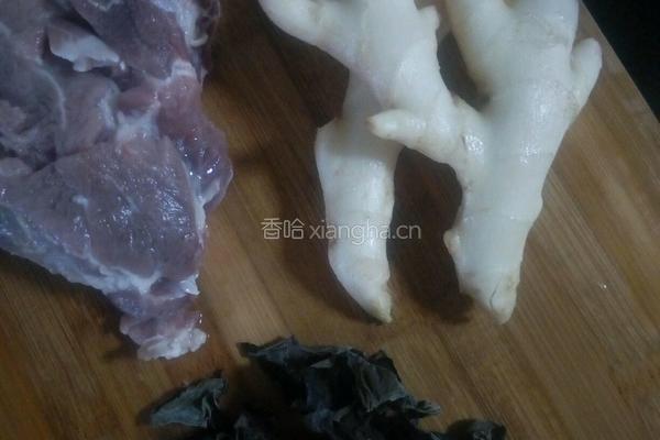 木耳鲜姜炒肉片的做法图解1