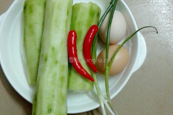 丝瓜鸡蛋汤的做法图解1