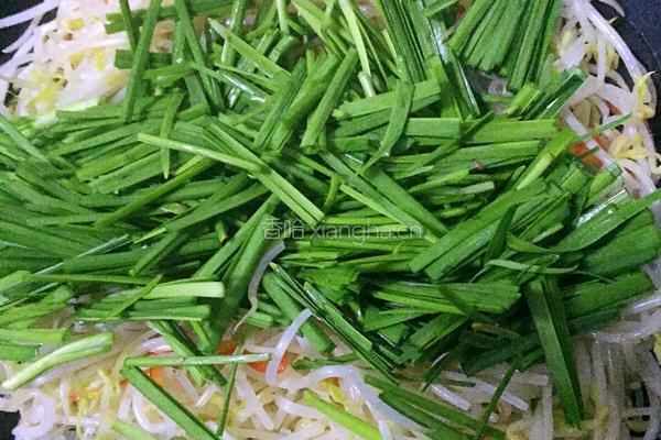 绿豆芽炒韭菜的做法图解4