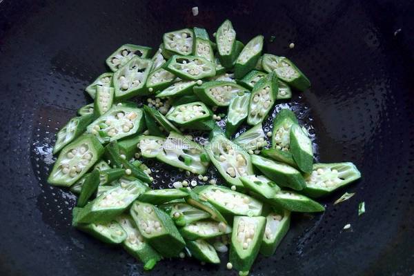 秋葵炒鸡蛋的做法图解8