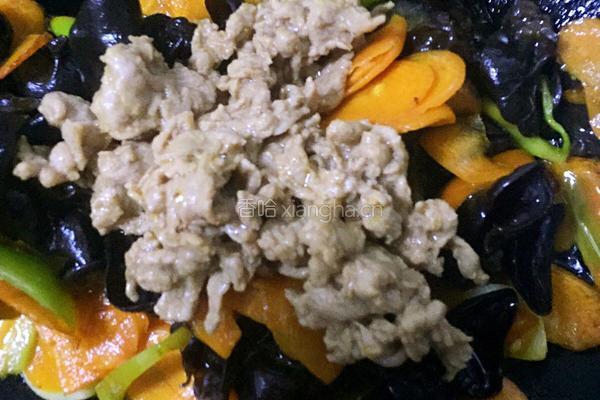 胡萝卜木耳炒肉的做法图解6