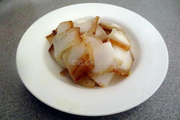 胡萝卜炒腊肉的做法图解2