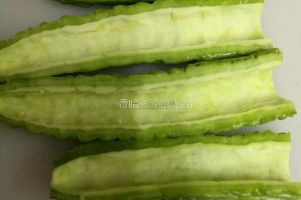 冰镇苦瓜的做法图解1