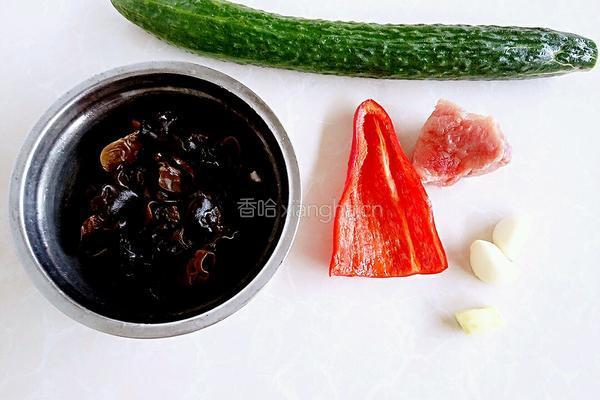 黄瓜木耳炒肉片的做法图解1
