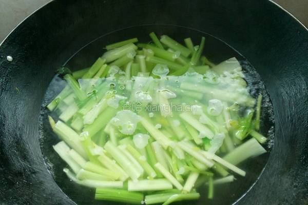 芹菜炒牛肉的做法图解1