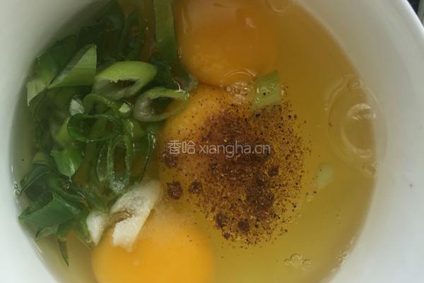 西辣蛋（番茄炒蛋加辣椒）的做法图解2