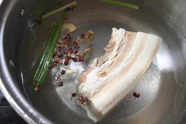 蒜泥白肉的做法图解1