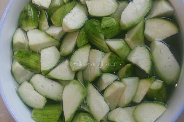 紫菜丝瓜肉片汤的做法图解1