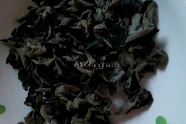 洋葱拌木耳的做法图解2