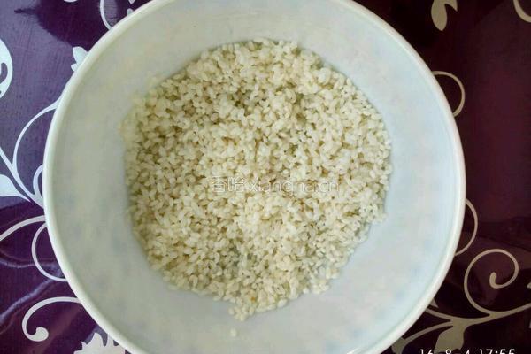 香菇胡萝卜蒸糯米饭的做法图解1