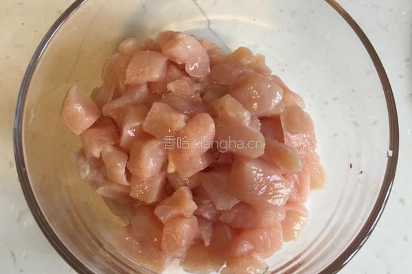 耗油鸡丁配彩椒的做法图解1