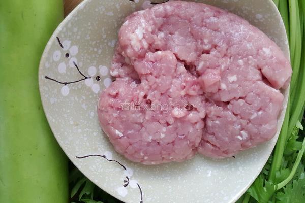 胡瓜肉包子～芹菜肉包子的做法图解2