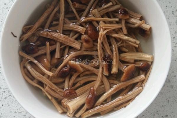 蛋酥茶树菇的做法图解1