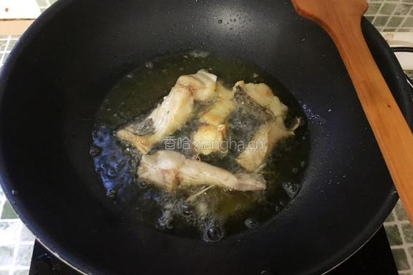 鱼块炒毛豆的做法图解5