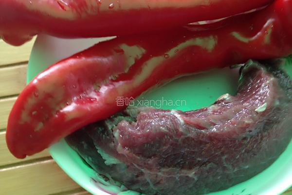 红椒炒牛肉的做法图解1