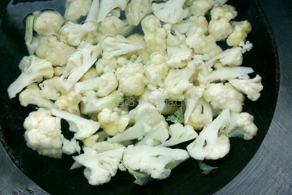 肉丸炒菜花的做法图解1