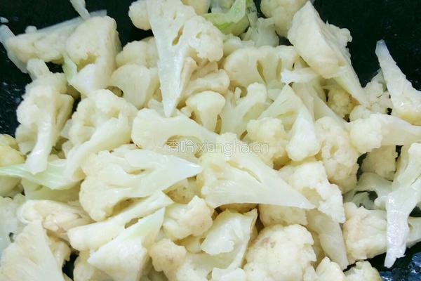 肉丸炒菜花的做法图解2