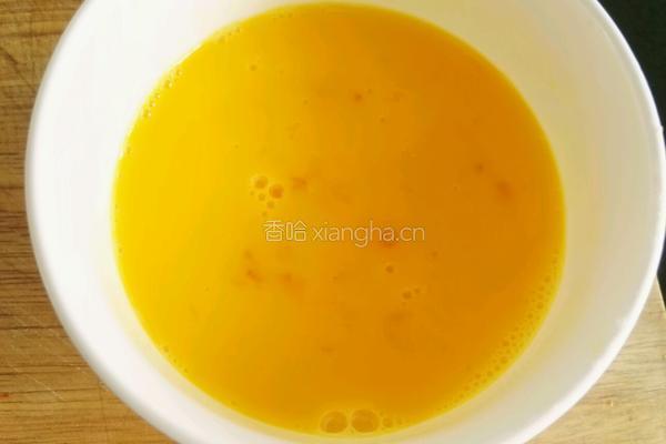 虾仁鸡蛋黄瓜丁炒饭的做法图解2