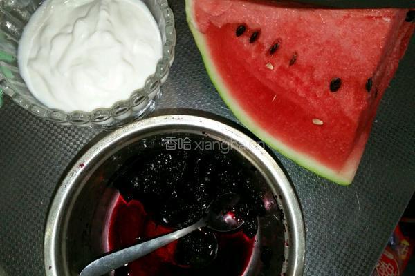 西瓜蓝莓酸奶的做法图解1