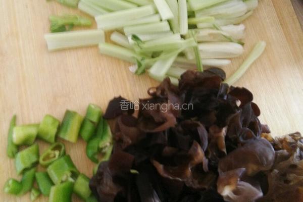 肉片炒芹菜木耳的做法图解2
