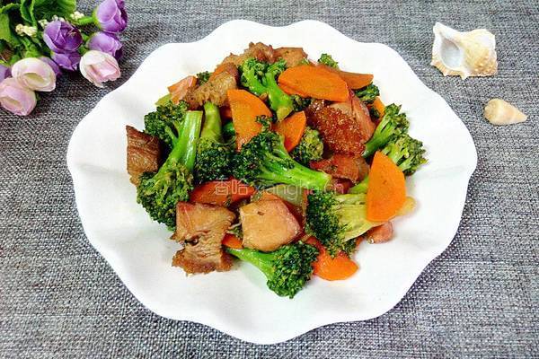 烧肉炒西兰花的做法图解7