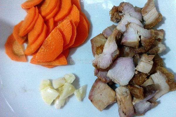 烧肉炒西兰花的做法图解2
