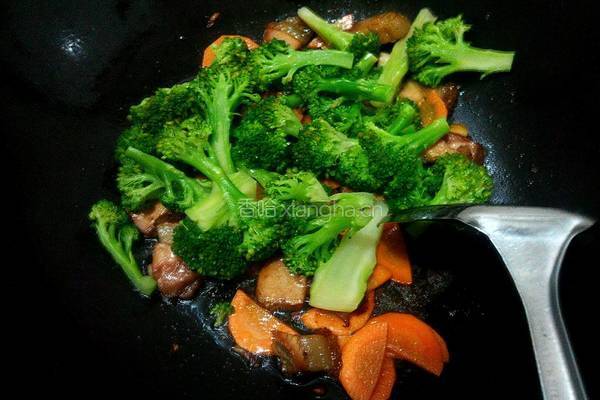 烧肉炒西兰花的做法图解5