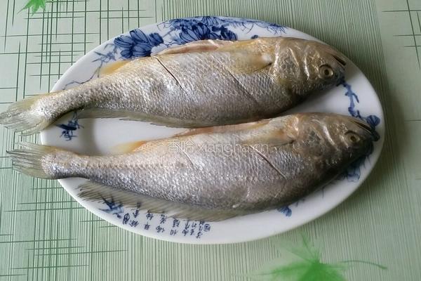 煎炖黄花鱼的做法图解1
