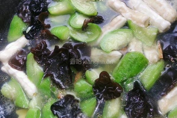 木耳丝瓜虾饺汤的做法图解7