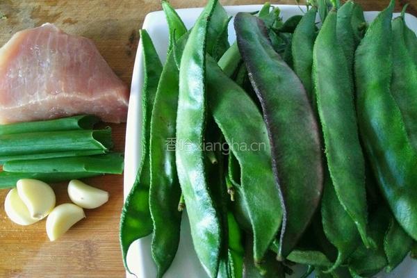 猪耳朵豆角炒肉丝的做法图解1
