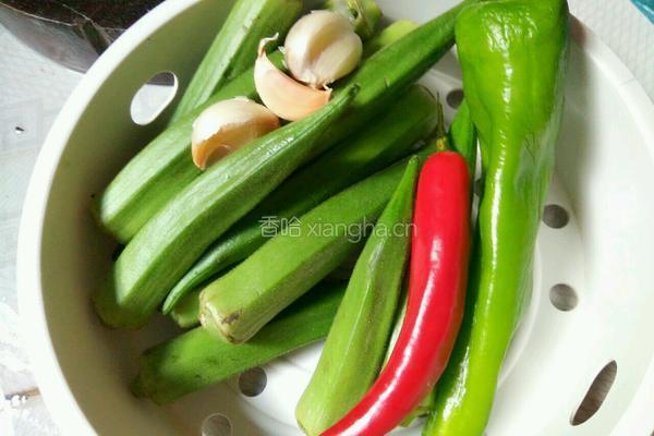 青红辣椒煸秋葵的做法图解1