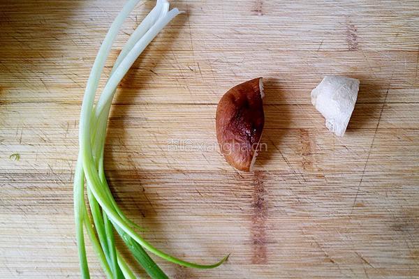 香菇鲜肉包的做法图解1
