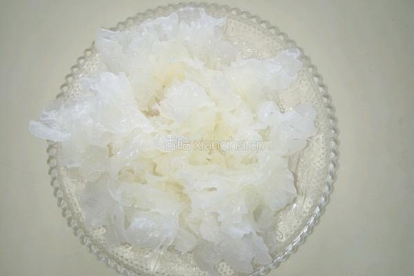 银耳红枣羹的做法图解2