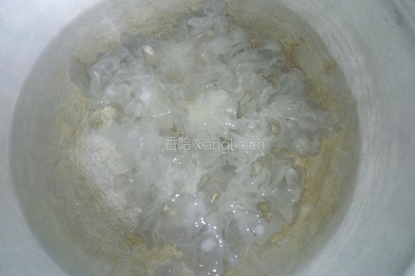 银耳红枣羹的做法图解3