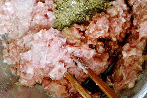 白菜芹菜猪肉饺子的做法图解3
