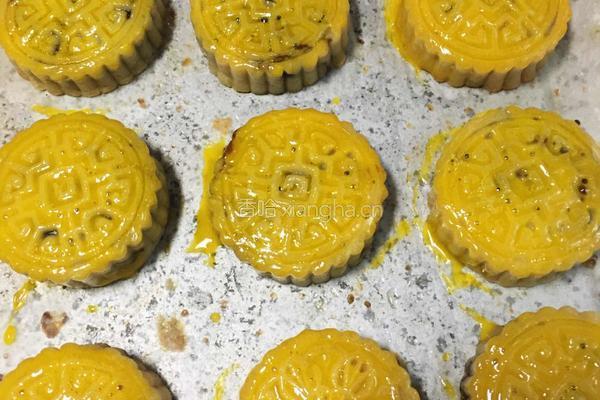 豆沙蛋黄月饼的做法图解6
