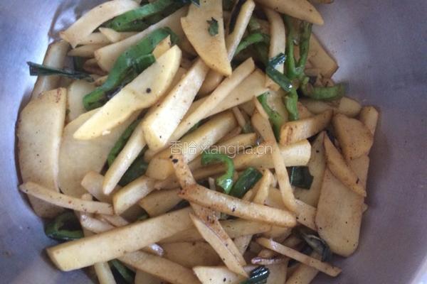 土豆炒辣椒的做法图解8