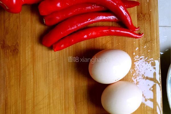 红辣椒炒鸡蛋的做法图解1
