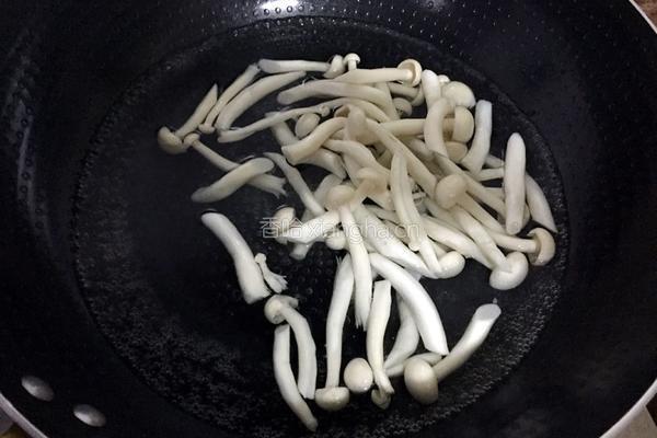 蚝油炒海鲜菇的做法图解2