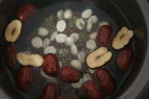 红豆绿豆红枣粥的做法图解3