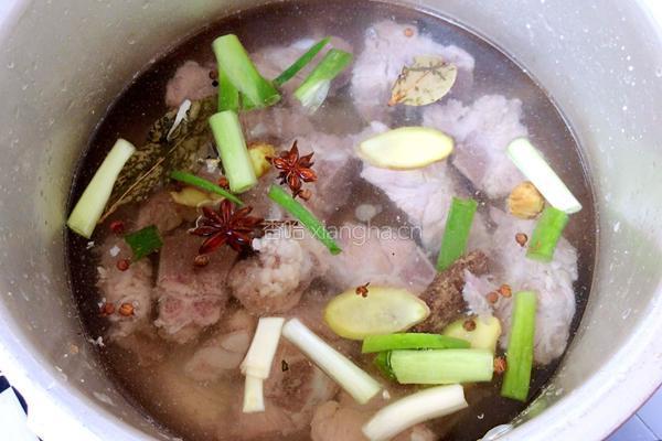 排骨炖玉米海带汤的做法图解6