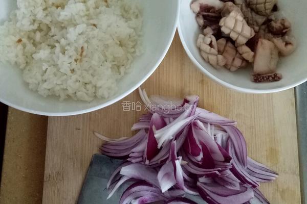 鱿鱼炒饭的做法图解1